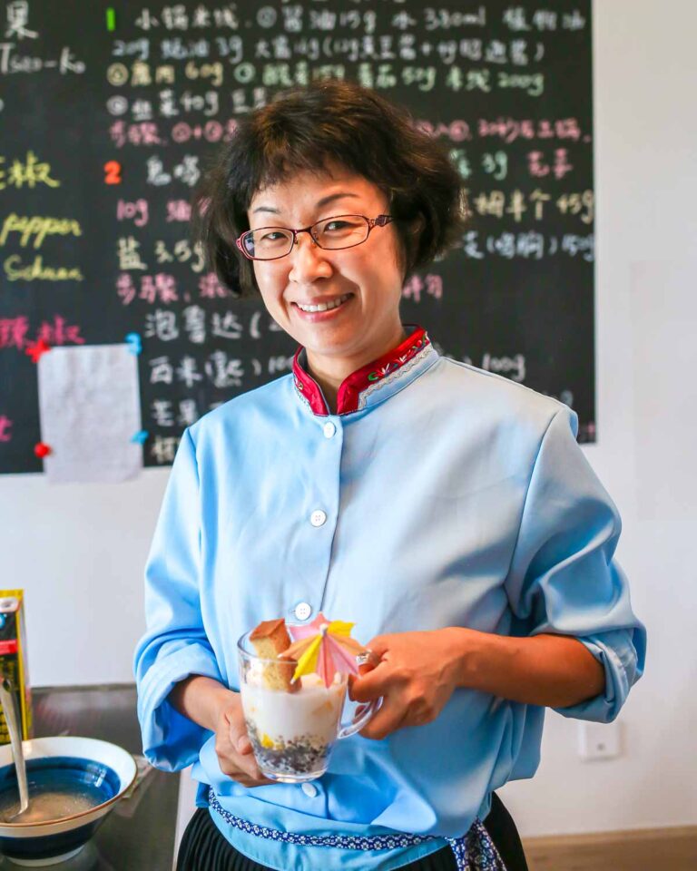 Lijiang cooking class instructor