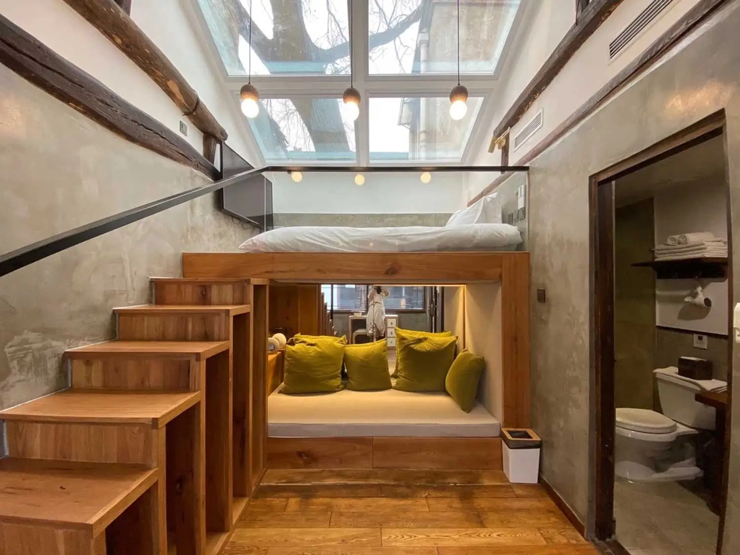 Orchid loft room