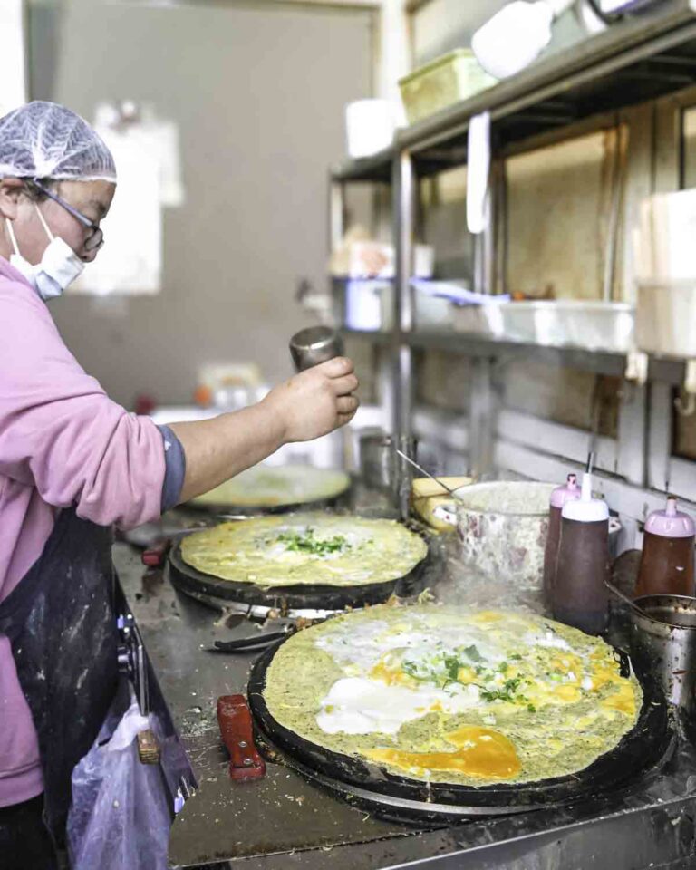 Vendor making jianbing