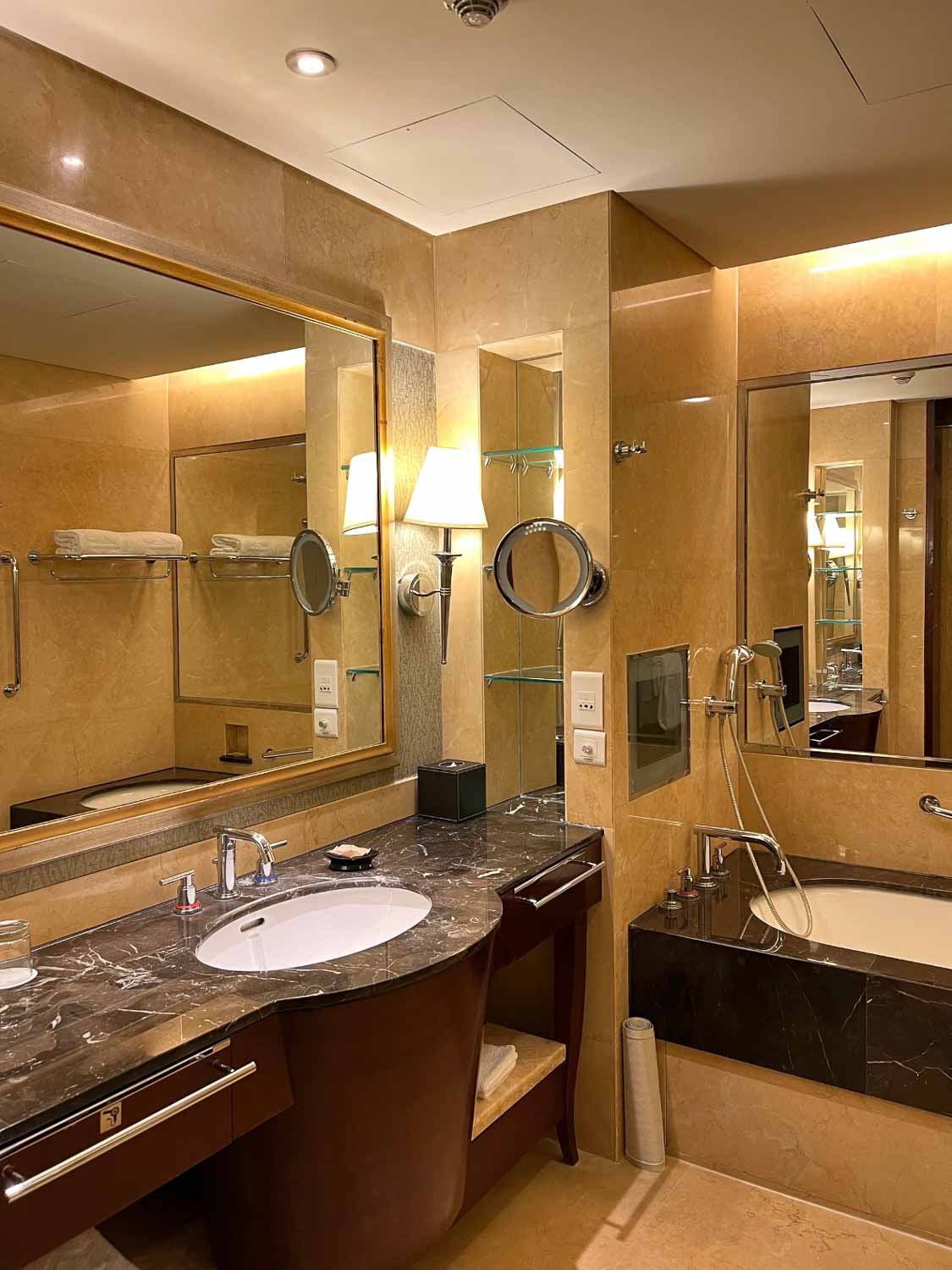 Shangri La Hotel Chengdu bathroom
