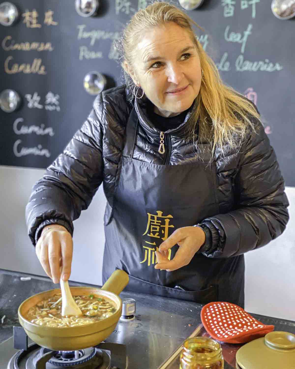 Guest cooking during the cooking class