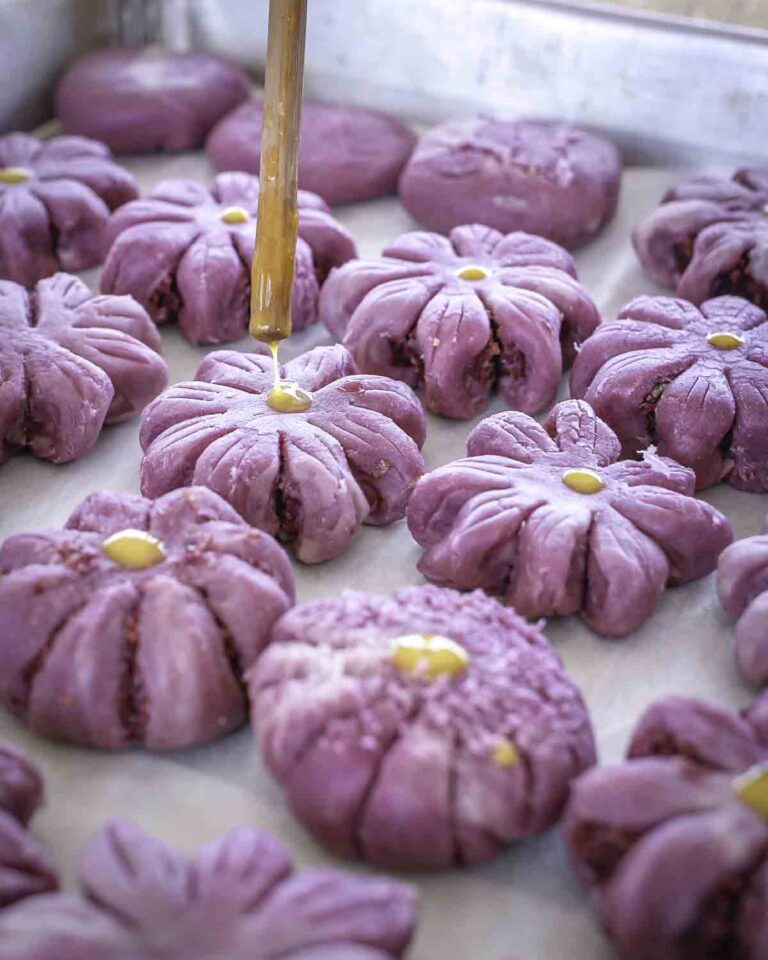 Decorating rose cakes