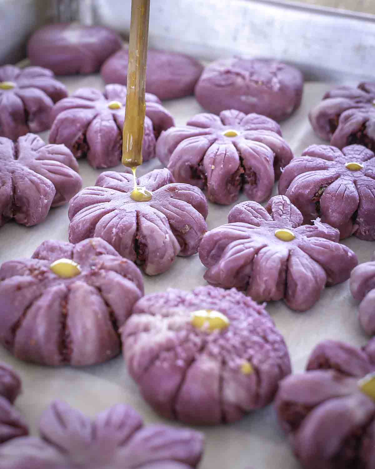 Decorating rose cakes