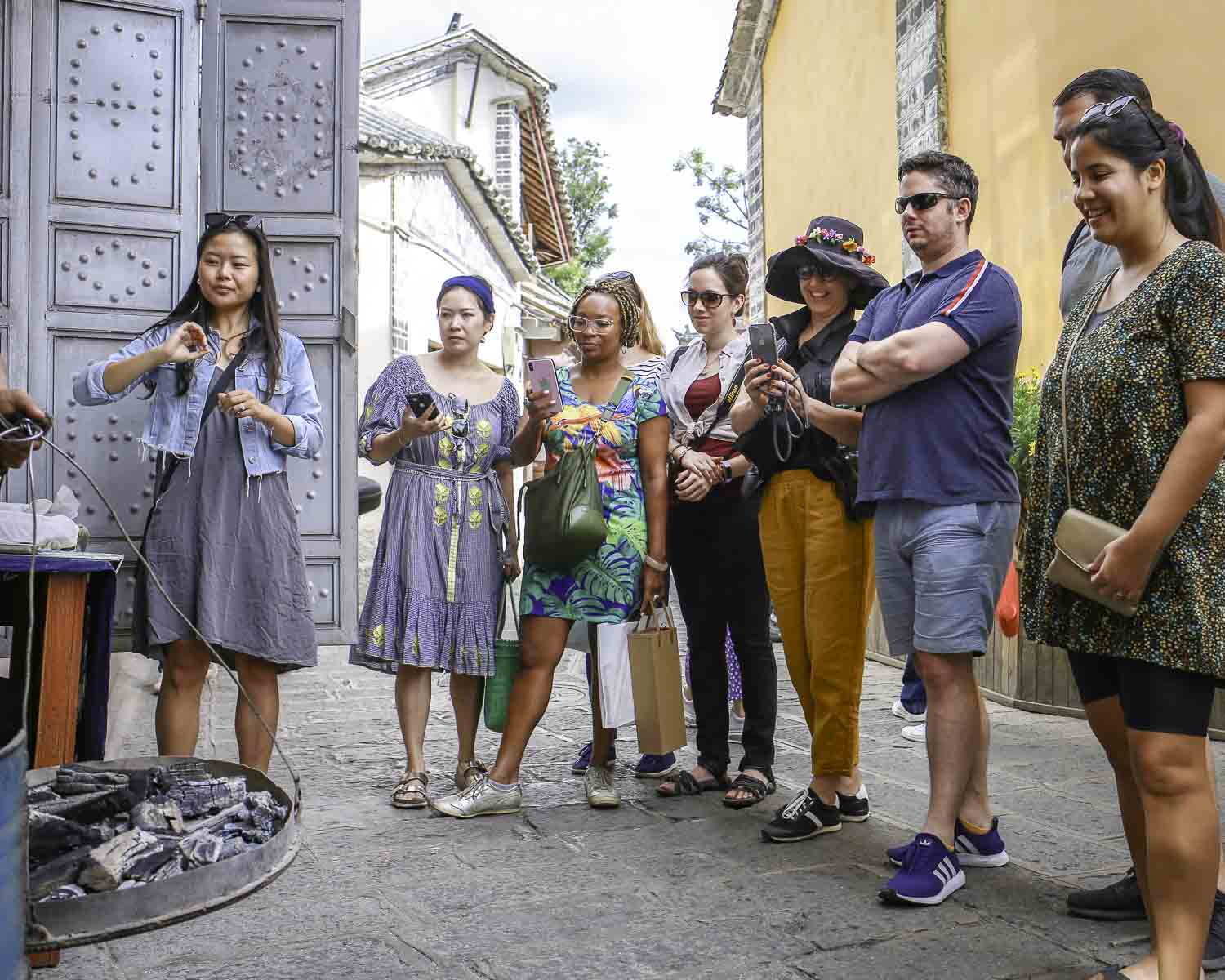 Guests watching Xizhou baba